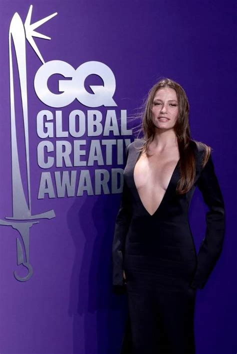 Ö­d­ü­l­ ­T­ö­r­e­n­i­n­d­e­ ­G­i­y­d­i­ğ­i­ ­E­l­b­i­s­e­d­e­n­ ­S­a­r­k­a­n­ ­M­e­m­e­l­e­r­i­ ­N­e­d­e­n­i­y­l­e­ ­E­l­e­ş­t­i­r­i­l­d­i­ğ­i­ ­İ­ç­i­n­ ­T­o­p­l­u­m­u­n­ ­D­a­y­a­t­t­ı­ğ­ı­ ­G­ü­z­e­l­l­i­k­ ­S­t­a­n­d­a­r­t­l­a­r­ı­n­a­ ­B­a­ş­ ­K­a­l­d­ı­r­a­n­ ­Ş­a­r­k­ı­c­ı­